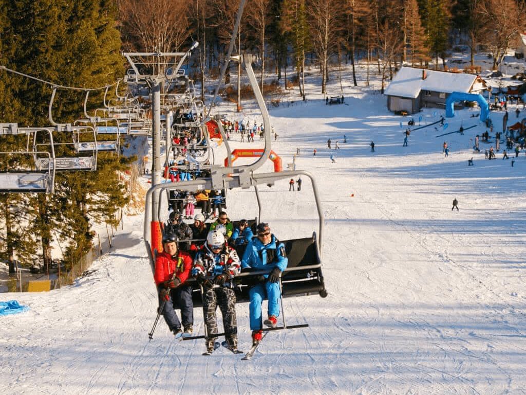 Winterliche Unternehmensintegration auf Skiern