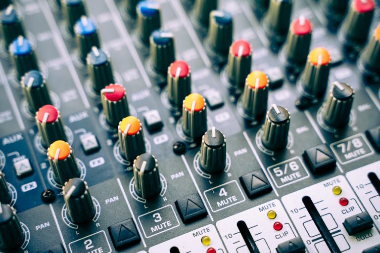 DJ na imprezę firmową: gwarancja zabawy do białego rana!