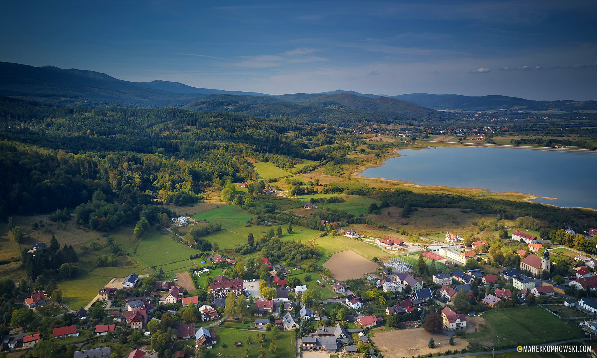 Der Sommerkurort Sosnówka bei Karpacz, Blick auf den Stausee