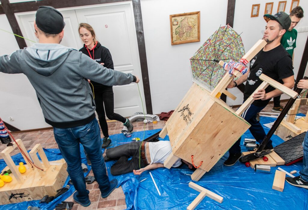 Construction of the Goldberg machine, corporate event at Dwór Korona Karkonoszy