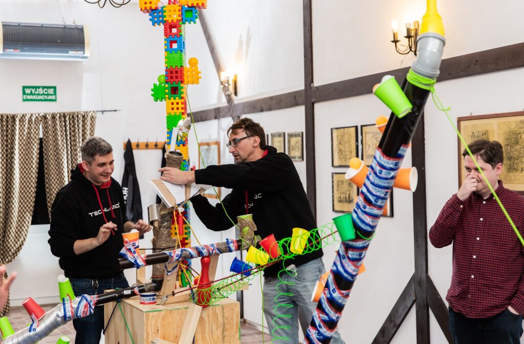 Construction of the Goldberg machine, corporate event at Dwór Korona Karkonoszy