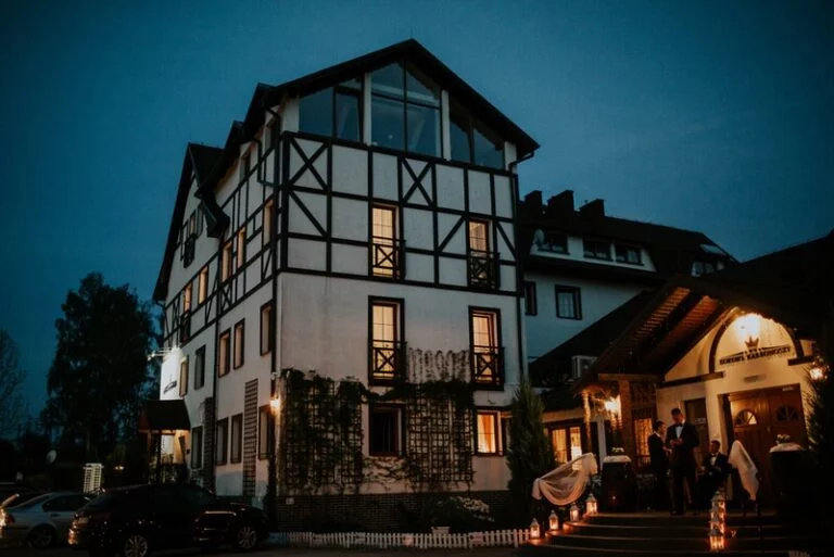 Märchenhaftes Herrenhaus für eine Hochzeit – wie findet man das perfekte?