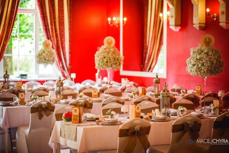 Modne dekoracje sali weselnej – jak to osiągnąć?