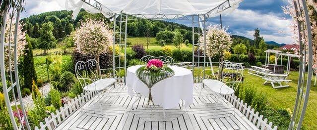 Hochzeitspavillon im Garten