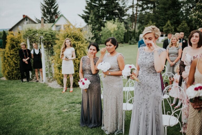 What functions and tasks do bridesmaids have at a wedding?