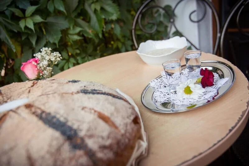 Tradition einer Hochzeitsfeier mit Brot und Salz
