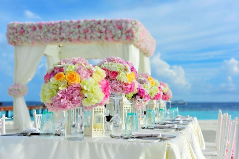 Kwiaty na stoły weselne – jakie kompozycje wybrać?