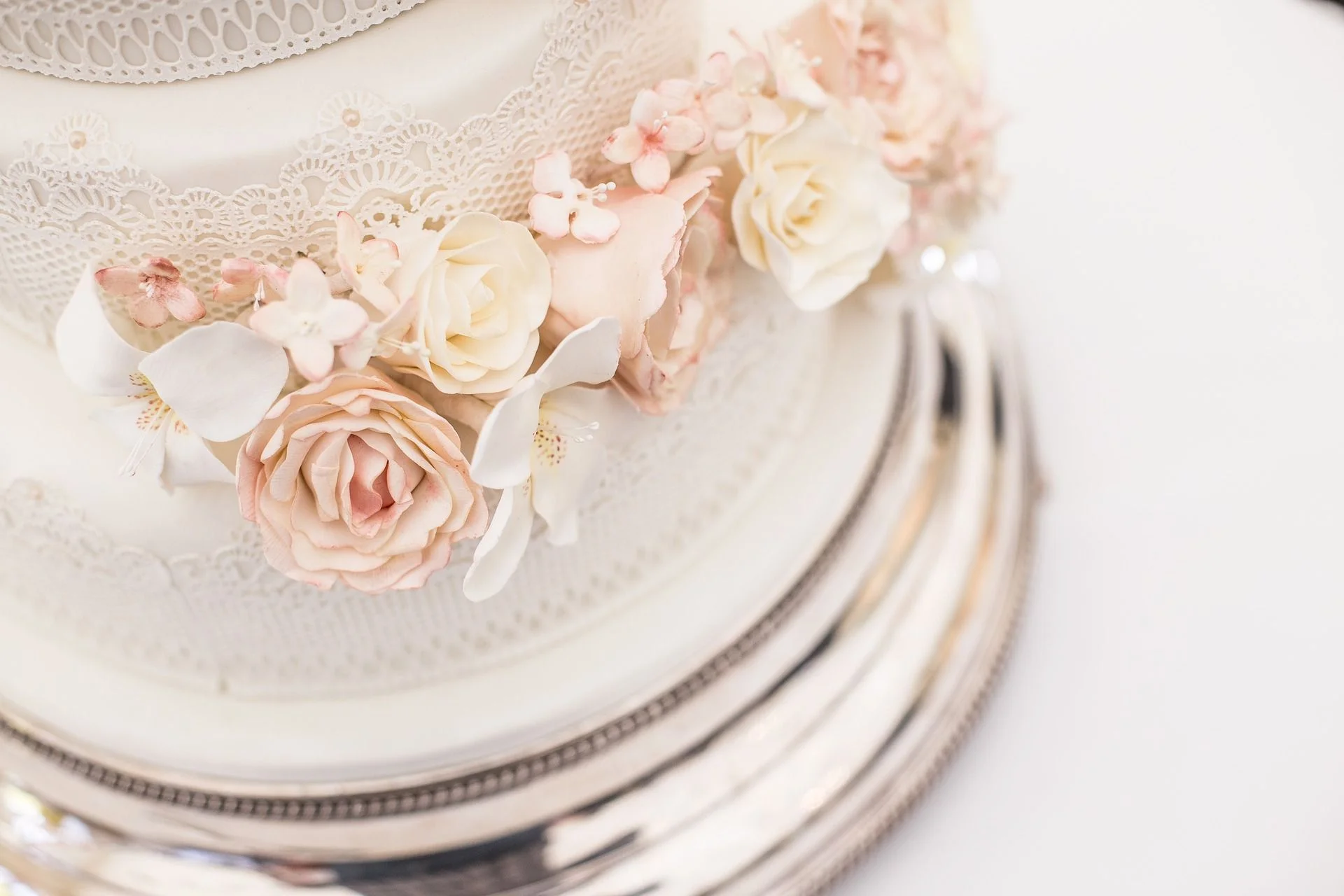 Wie arrangiere ich eine romantische, pastellfarbene Hochzeit?