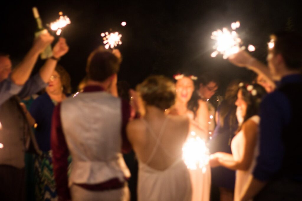 How to effectively organize sparklers for a wedding?
