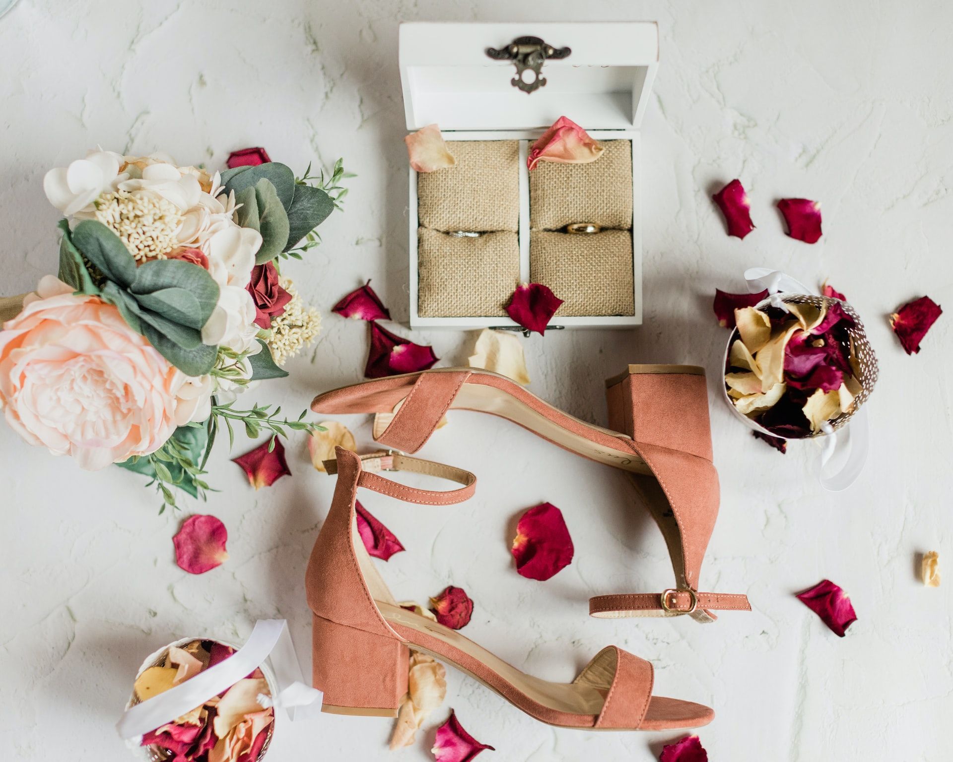 Bet on seasonal wedding accessories