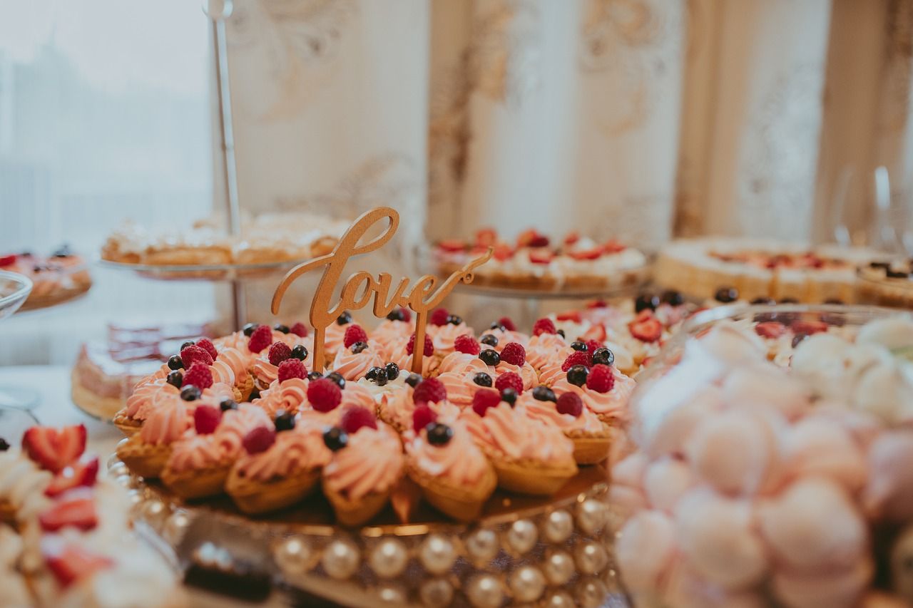 Whether and when to serve hot snacks at the wedding?
