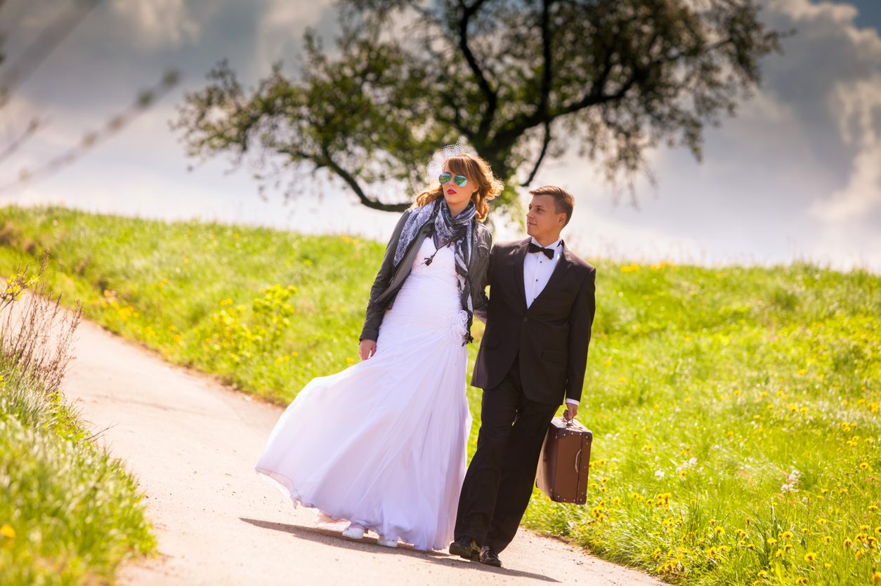 Zimmerdekorationen im Frühling, die bei der Hochzeit eine romantische Atmosphäre schaffen