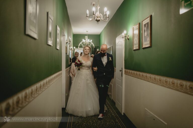 How to organize a wedding party for 30 people?