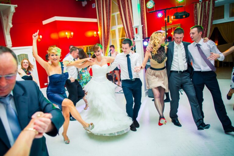 Zespół czy DJ na wesele: co wybrać