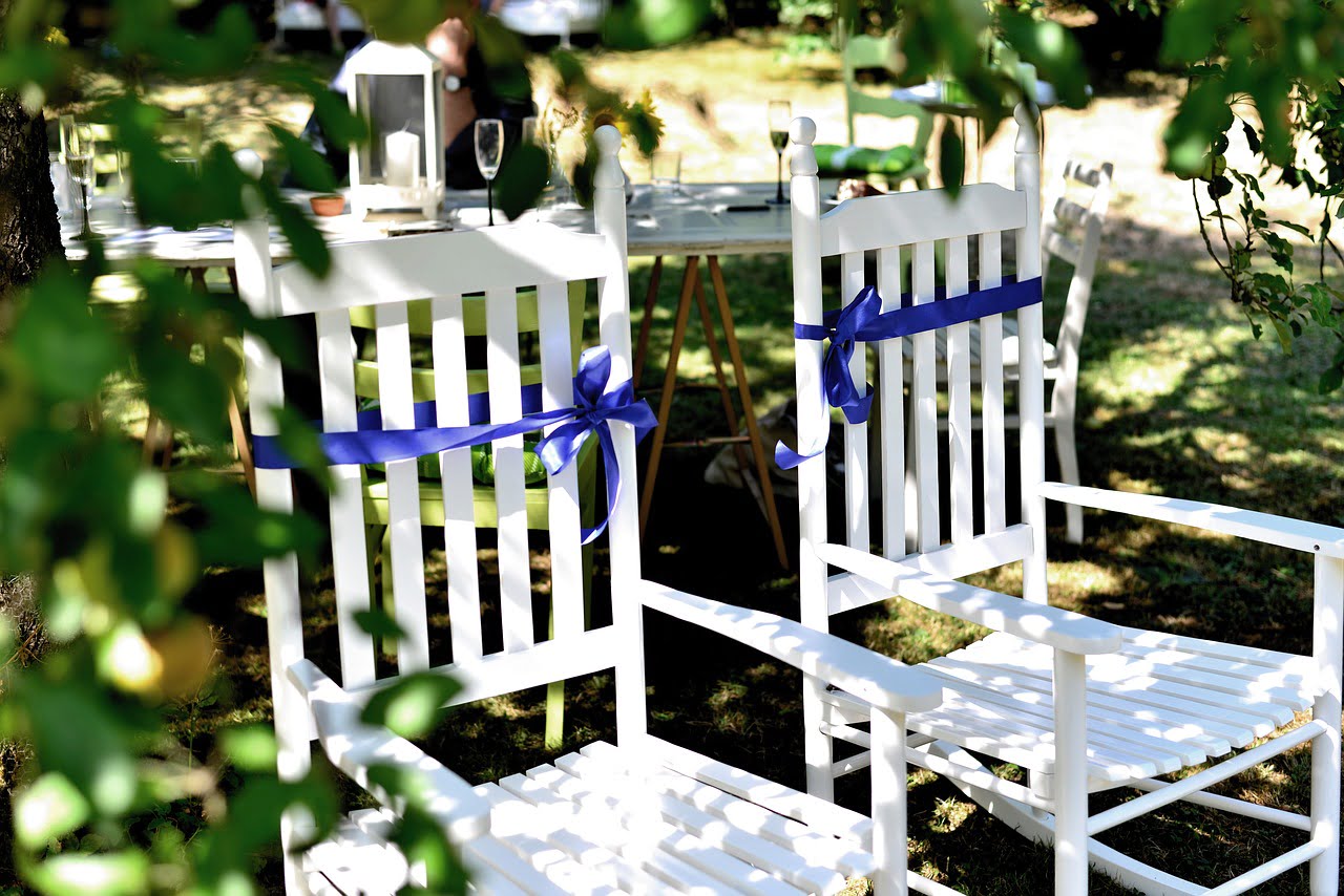 dekoracje krzeseł na ślub: inspiracje