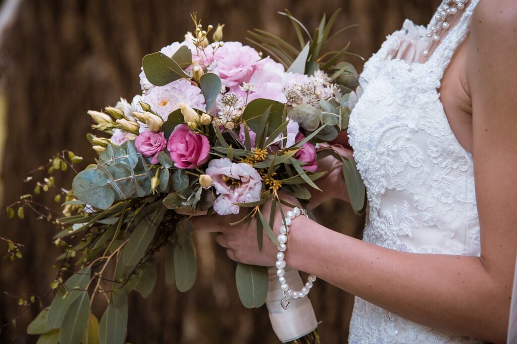 green wedding decorations: bouquet