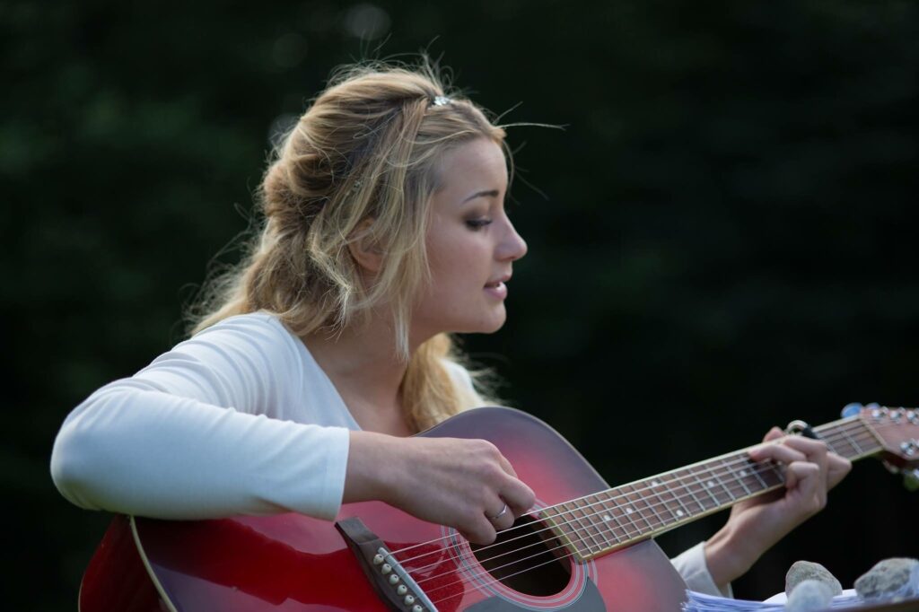 entrance to the wedding hall: a girl playing the guitar