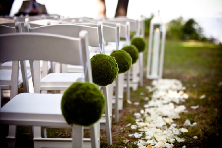 Dekoracje krzeseł na ślub: najpiękniejsze inspiracje