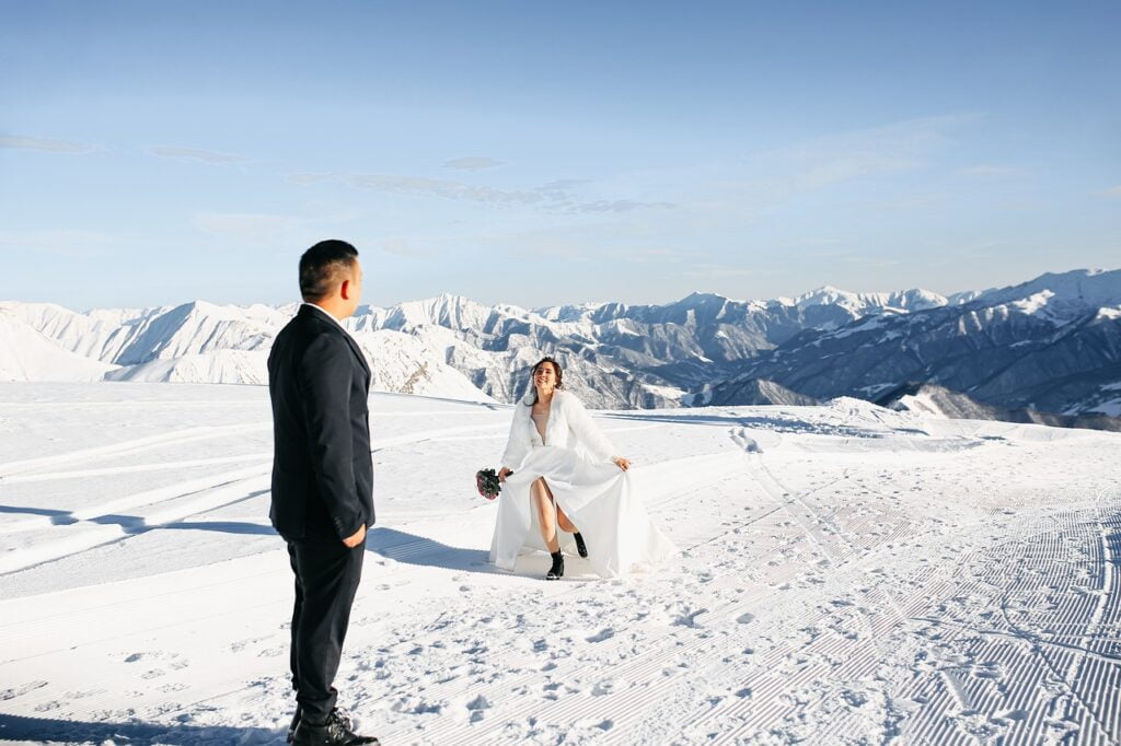 zimowa sesja ślubna: nowożeńcy