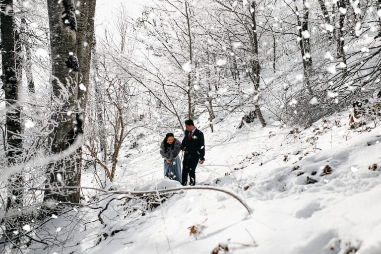 Zimowa sesja ślubna: baśniowe zdjęcia w śniegu