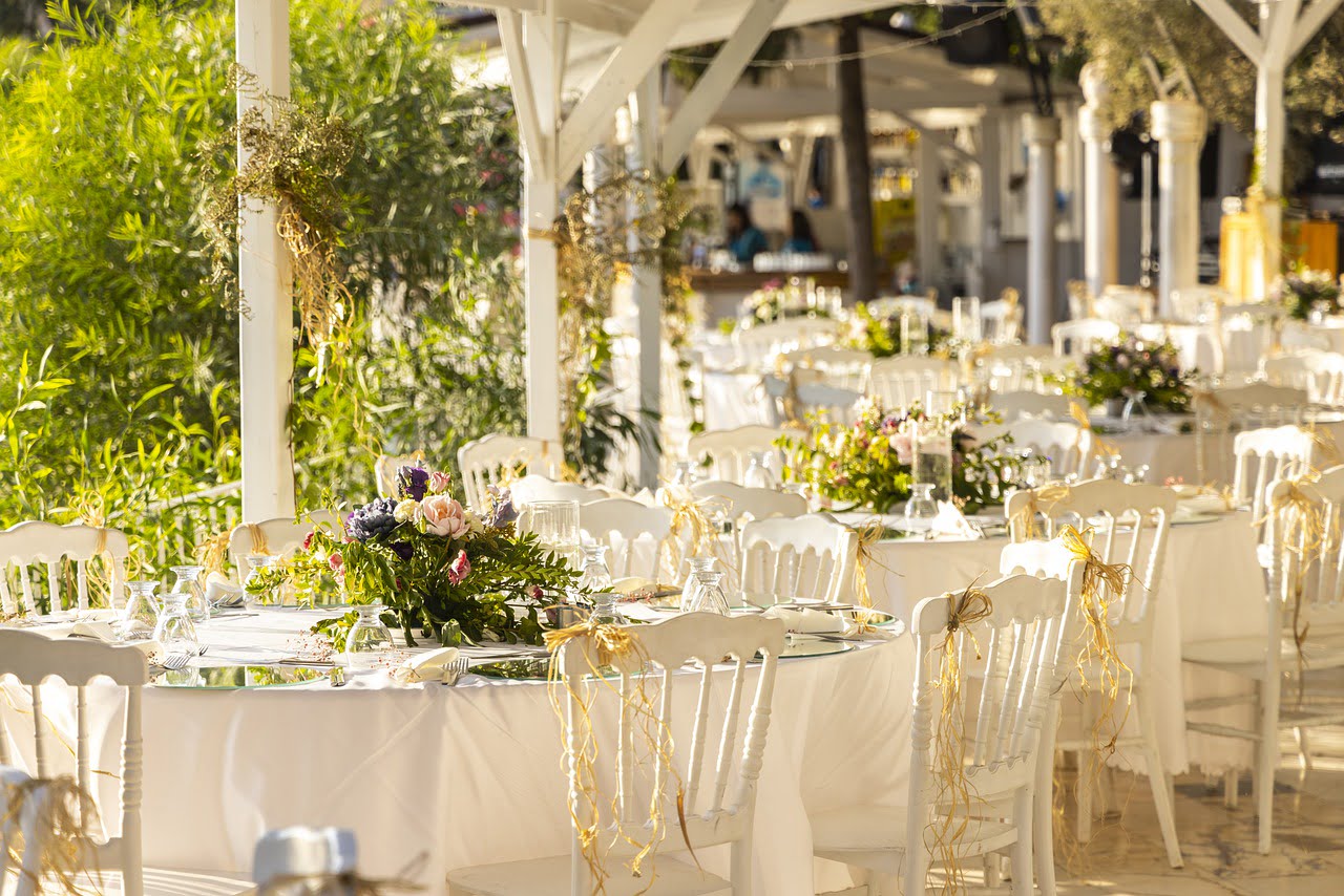 Moderne Hochzeit im Freien