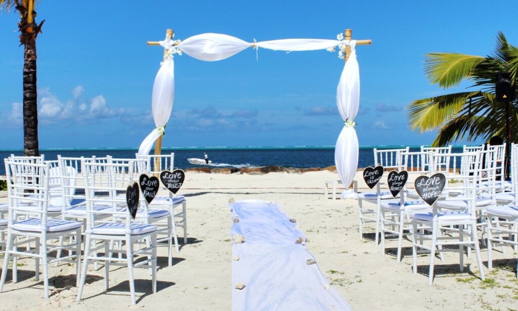 outdoor wedding: sea and beach