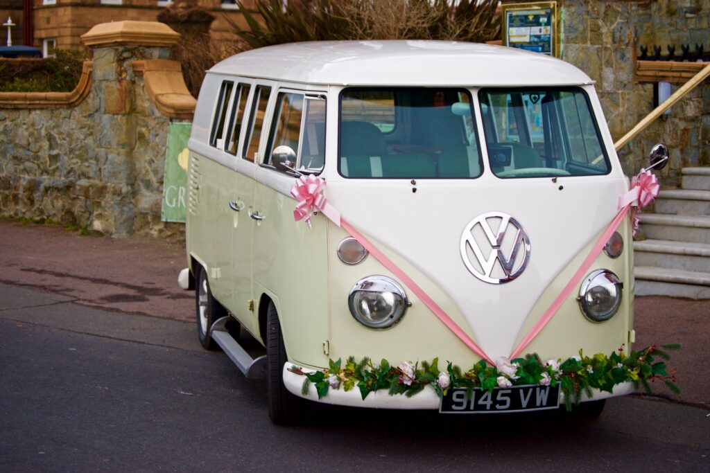 wedding in a retro stole: transport of wedding guests