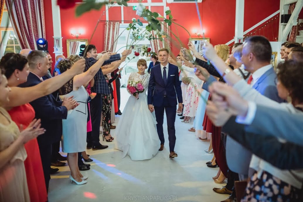 Hochzeit in Dwór Korona Karkonoszy, Sosnówka bei Karpacz, junges Paar im Hochzeitssaal