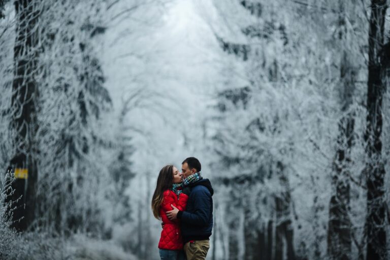 Verliebtes Paar auf einem Winterwanderweg im Riesengebirge