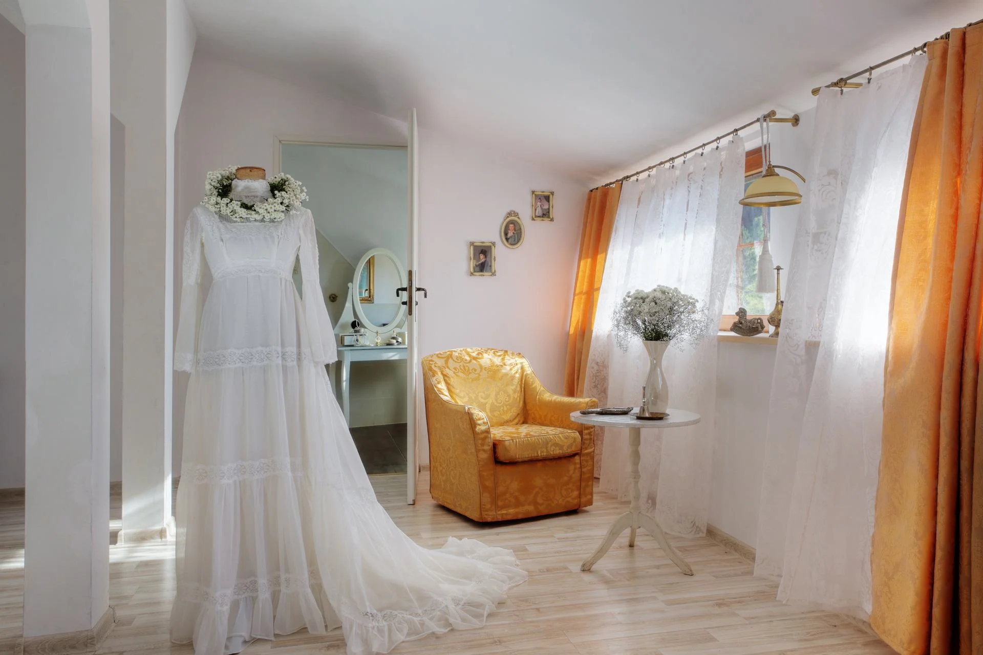 goldene Suite, Suite für das Brautpaar, luxuriöses Hotelzimmer mit Bad und Badewanne