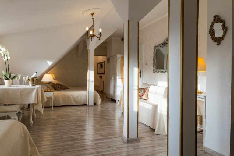 Pokój hotelowy wyposażenie, apartament złoty w Dworze Korona Karkonoszy, Sosnówka koło Karpacza