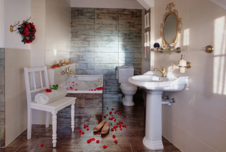 bathroom with a bathtub in the golden suite of Dwór Korona Karkonoszy