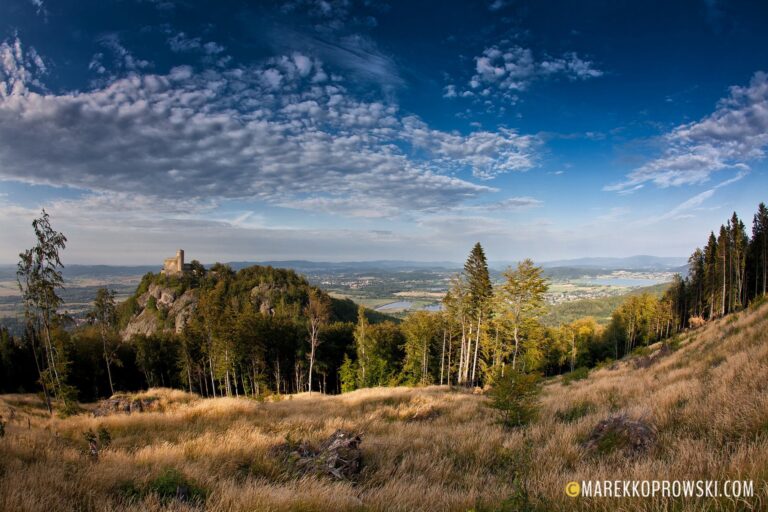 Das Riesengebirge im Hintergrund Schloss Chojnik und das Haff in Sosnówka