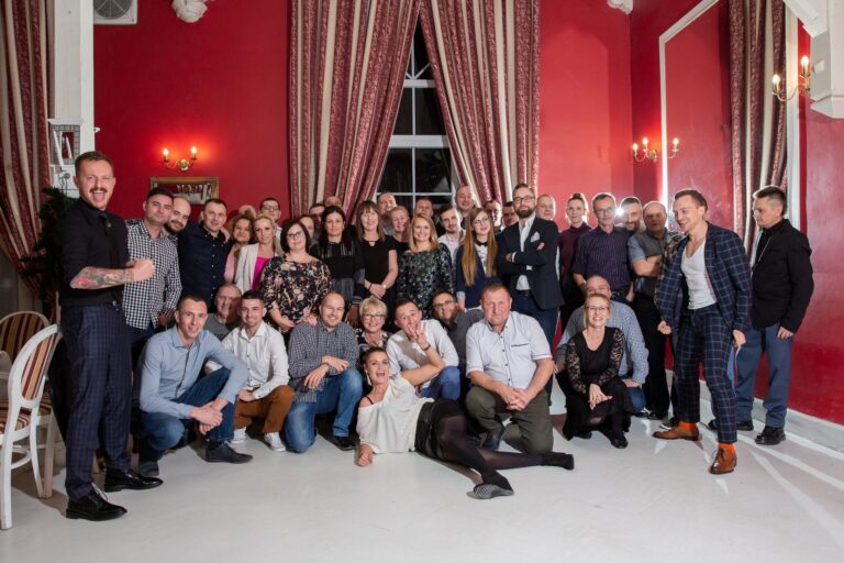 Ein Gruppenfoto bei einer Firmenveranstaltung, ein Hotel-Ballsaal für eine Konferenz