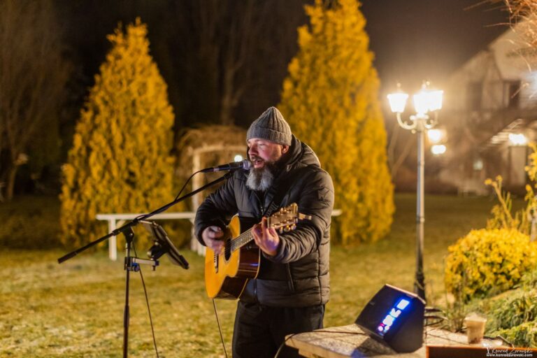 Musik für eine Party im Freien, Gitarre am Integrationslagerfeuer in den Bergen