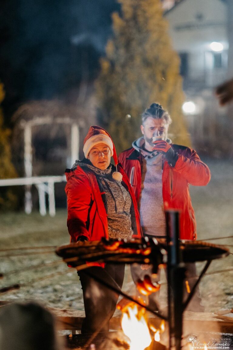 Braten von Würstchen am Lagerfeuer der Firma, Grill Center, Firmenveranstaltungen, Sosnówka bei Karpacz