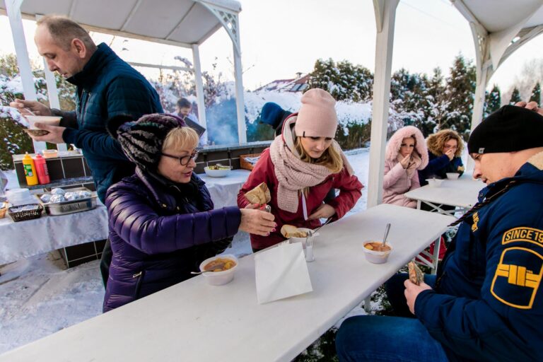 Outdoor-Event im Winter, Pause für eine warme Mahlzeit, Teambuilding, Sosnówka, Karpacz