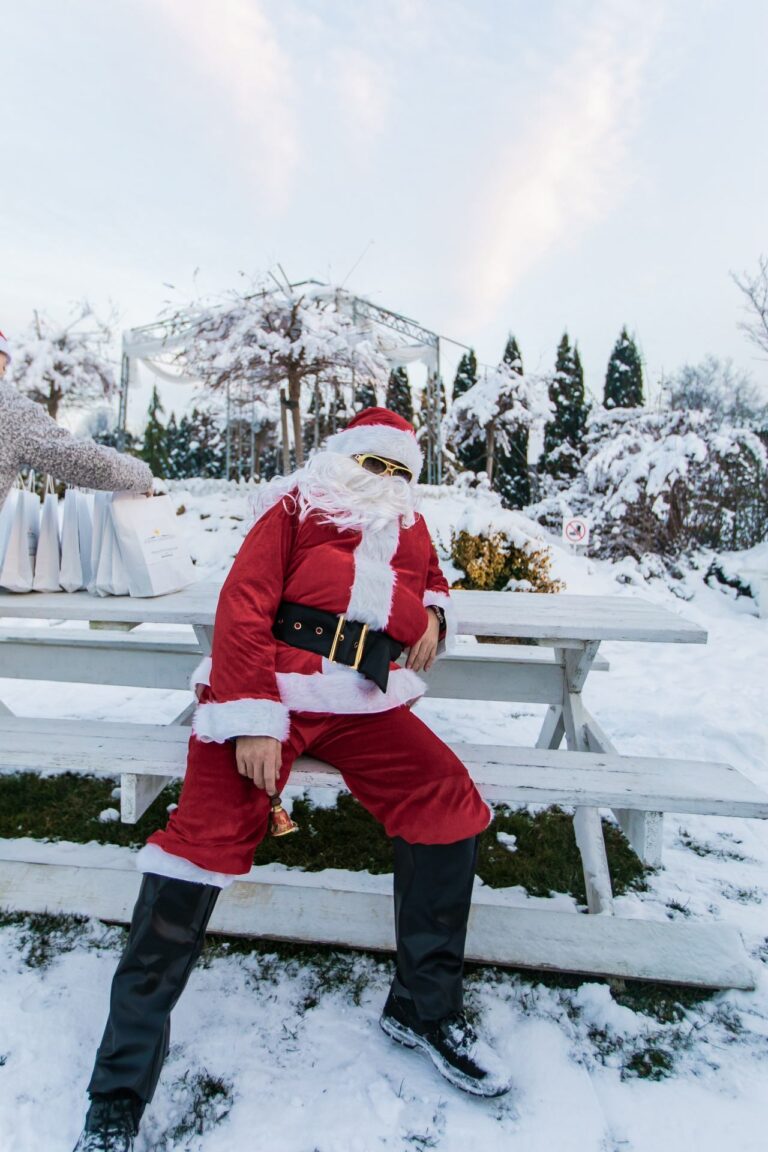 Weihnachtsmann im Wintergarten des Hofes Korona Karkonosze bei Karpacz