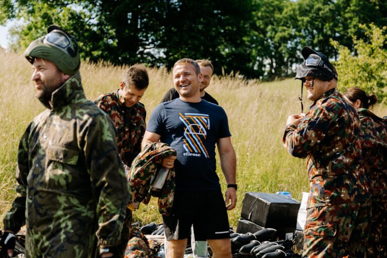 Vorbereitungen für Paintball, Sosnówka bei Karpacz