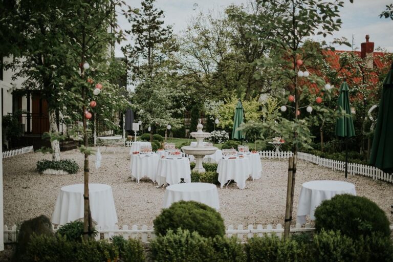 stoliki w ogrodzie z fontanną Sosnówka k. Karpacza
