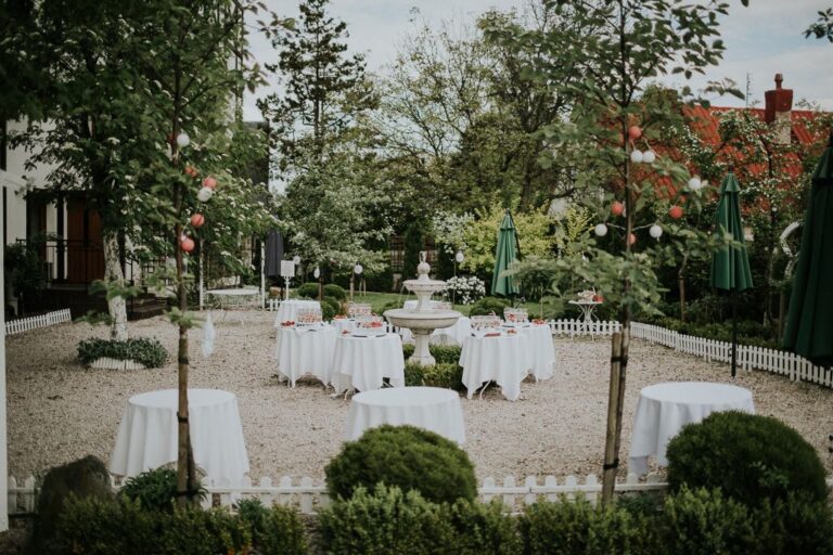 Tische im Garten mit dem Sosnówka-Brunnen bei Karpacz