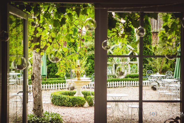 Blick auf den Garten mit Springbrunnen aus dem Hochzeitssaal in Dwór Korona Karkonoszy