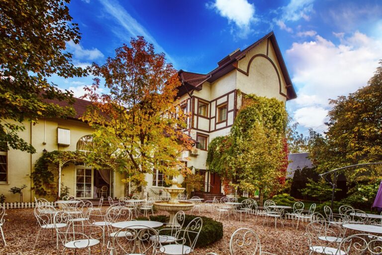 Café im Garten der Krone des Karkonosze-Hofes in Sosnówka bei Karpacz