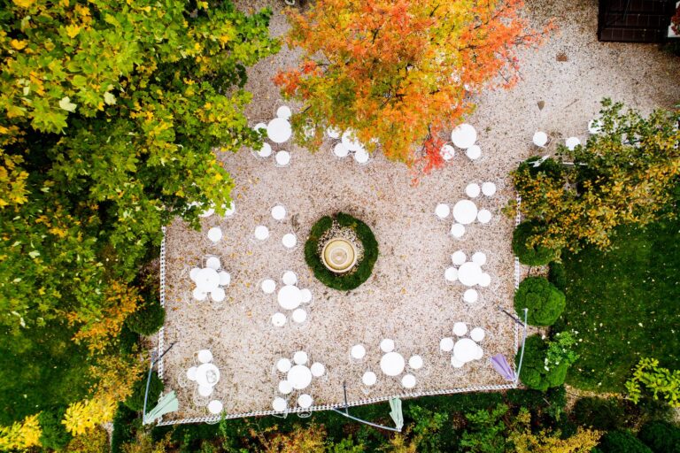 Draufsicht auf Brunnen und Tische im Garten von Dwór Korona Karkonoszy in Sosnówka bei Karpacz