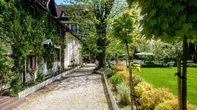 eine Gasse im Garten der Krone des Karkonosze-Hofes in Sosnówka bei Karpacz