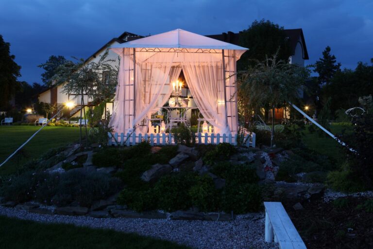 Pavillon im Garten der Krone des Karkonosze-Hofes in Sosnówka bei Karpacz