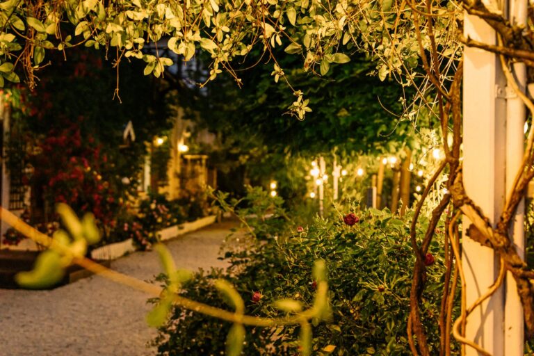 ein stimmungsvoller Garten am Abend, Dwór Korona Karkonoszy Sosnówka bei Karpacz