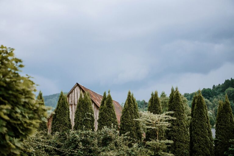 Blick aus dem Garten der Krone des Gutshofes Karkonosze in Sosnówka bei Karpacz