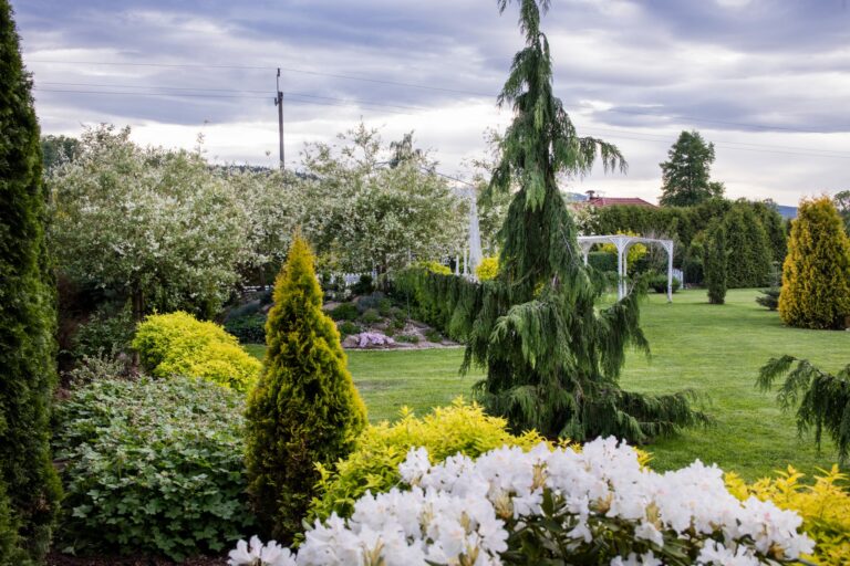 der Garten der Krone des Gutshofes Karkonosze in Sosnówka bei Karpacz