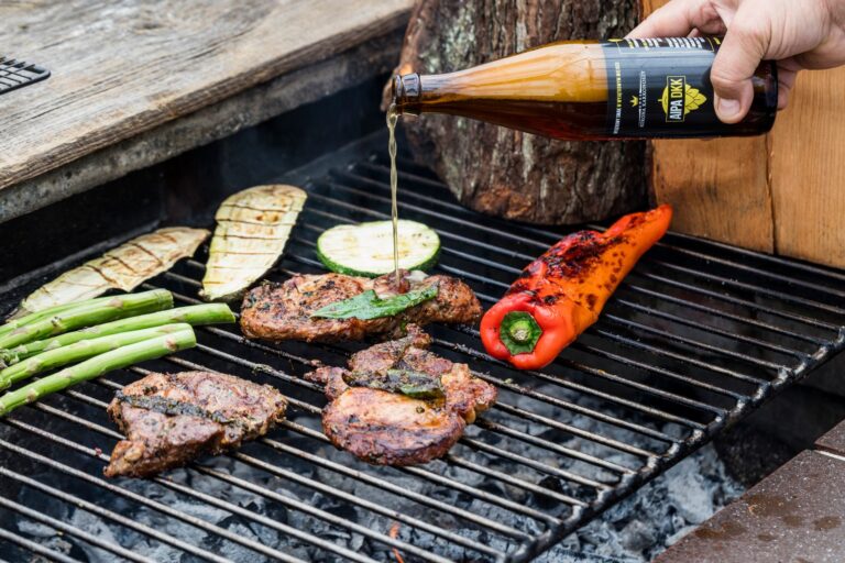 Fleisch mit Craft Beer gegossen, Dwór Korona Karkonoszy Sosnówka in der Nähe von Karpacz Outdoor-Event